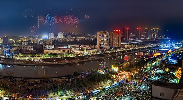 鞠振陈凯等市领导与游客市民一同欢度佳节